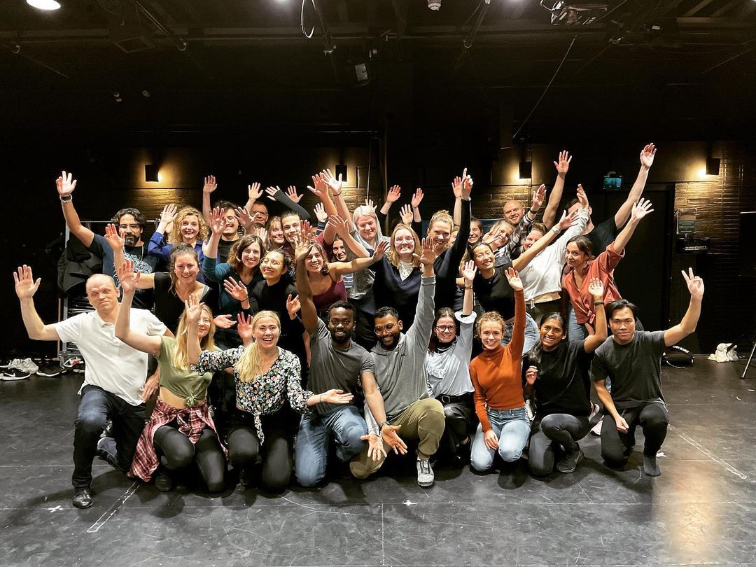 Ett stor gruppbild med många dansare från Umeås livliga bachata-community