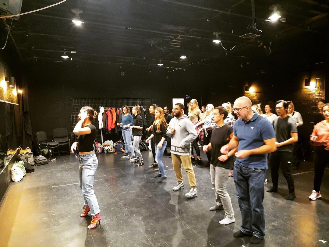 Foto från en Bachata Klass i lilla Black box på Ålidhem